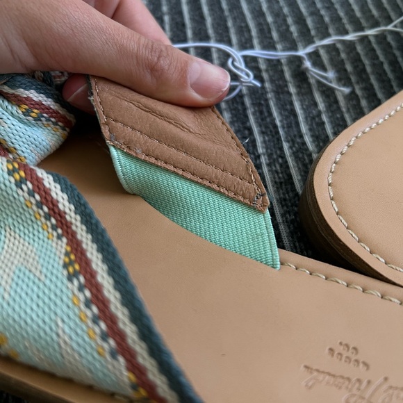 NWT Universal Thread slippers - Picture 5 of 6